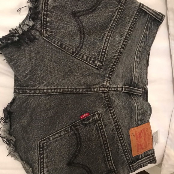 Short Levis - Picture 2 of 3